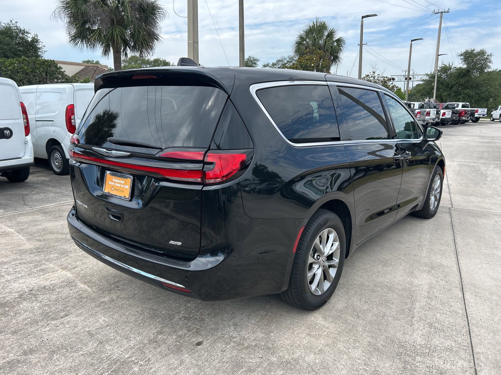 Certified 2023 Chrysler Pacifica Touring-L AWD/4WD image 5