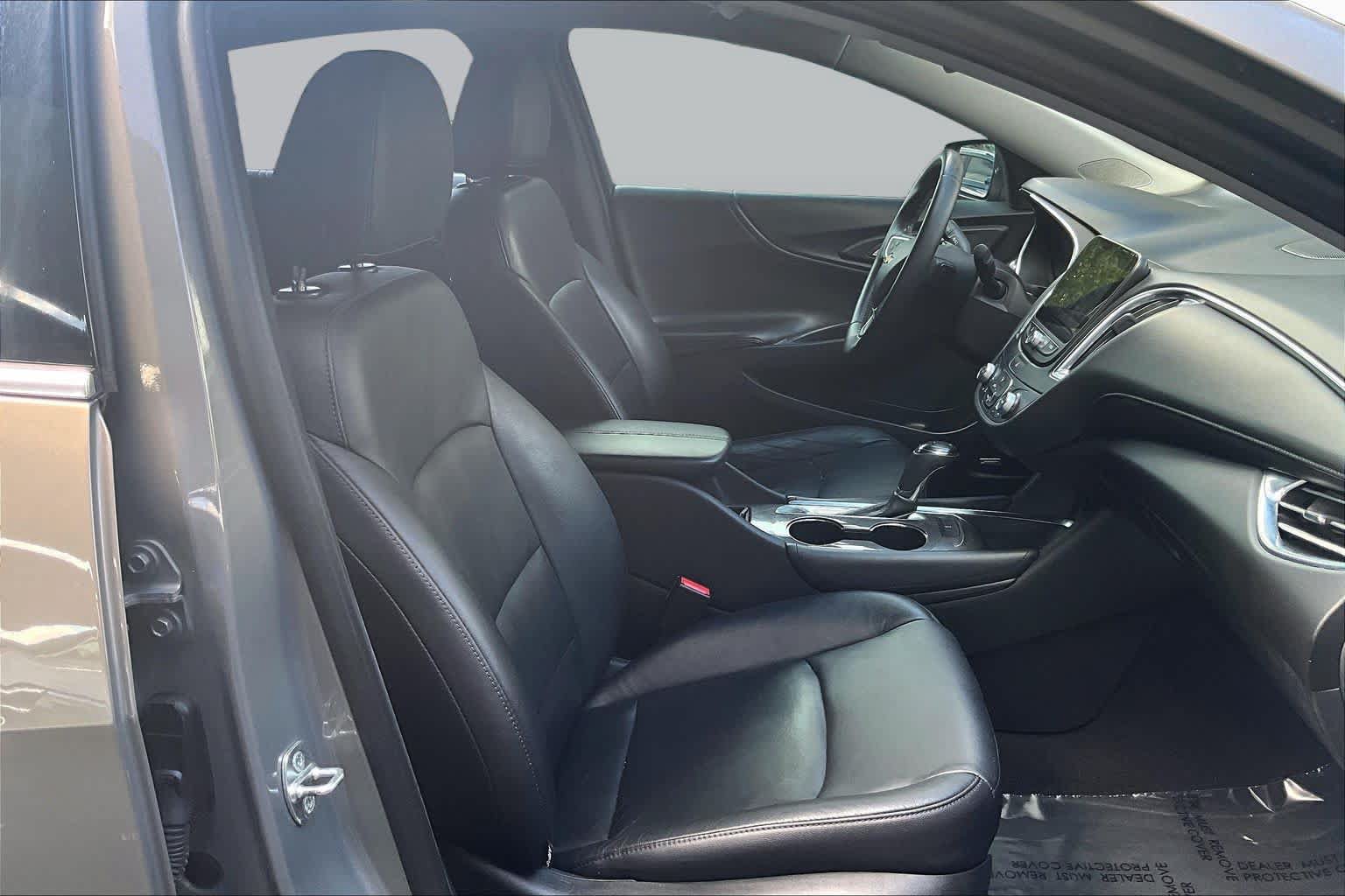 Used 2017 Chevrolet Malibu LT w/ Leather Package FWD image 8