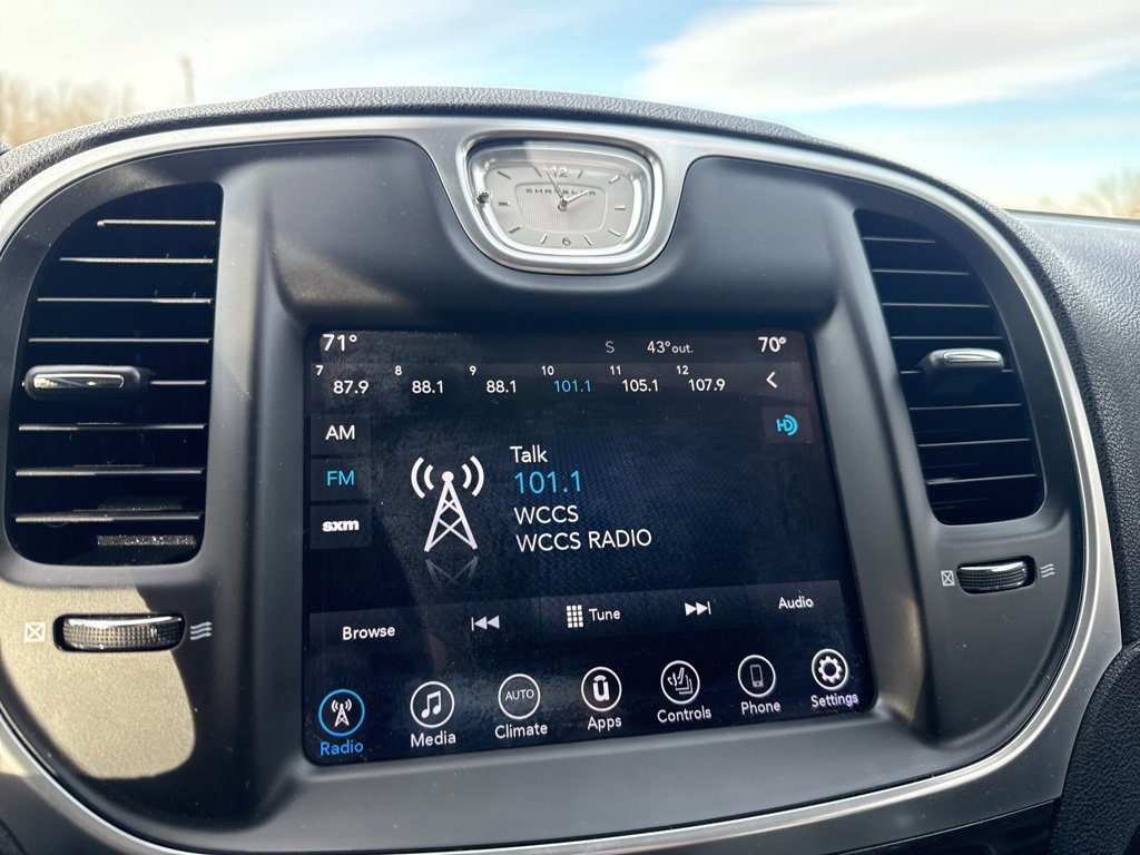 Used 2017 Chrysler 300 Limited image 23