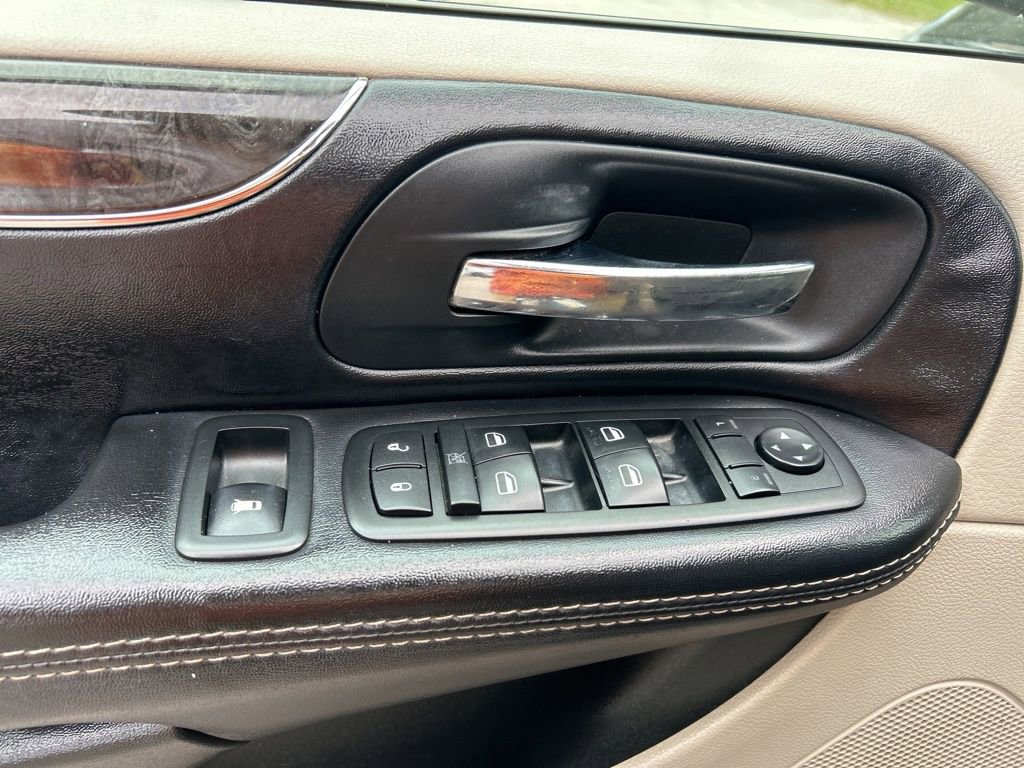 Used 2014 Chrysler Town & Country Touring image 18