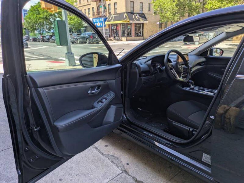 Used 2024 Nissan Sentra SV w/ SV Premium Package FWD image 9