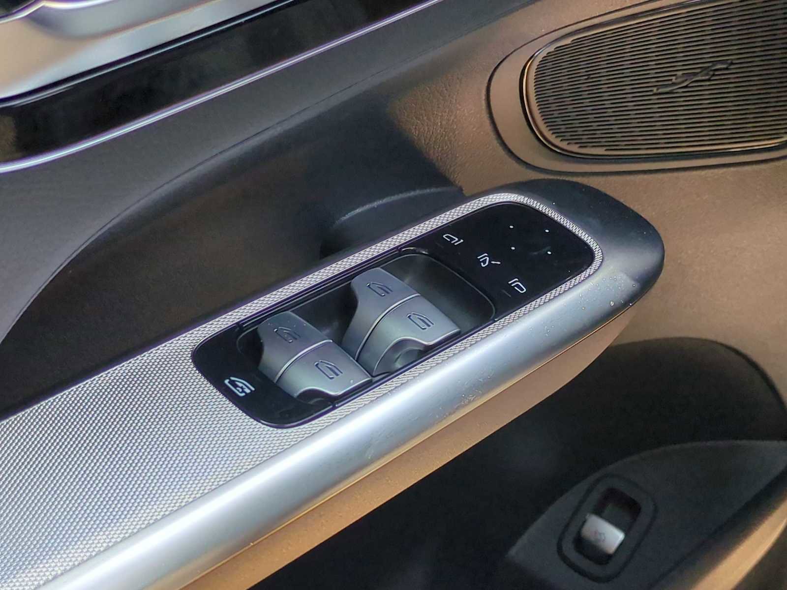 Used 2025 Mercedes-Benz GLC 300 4MATIC image 29