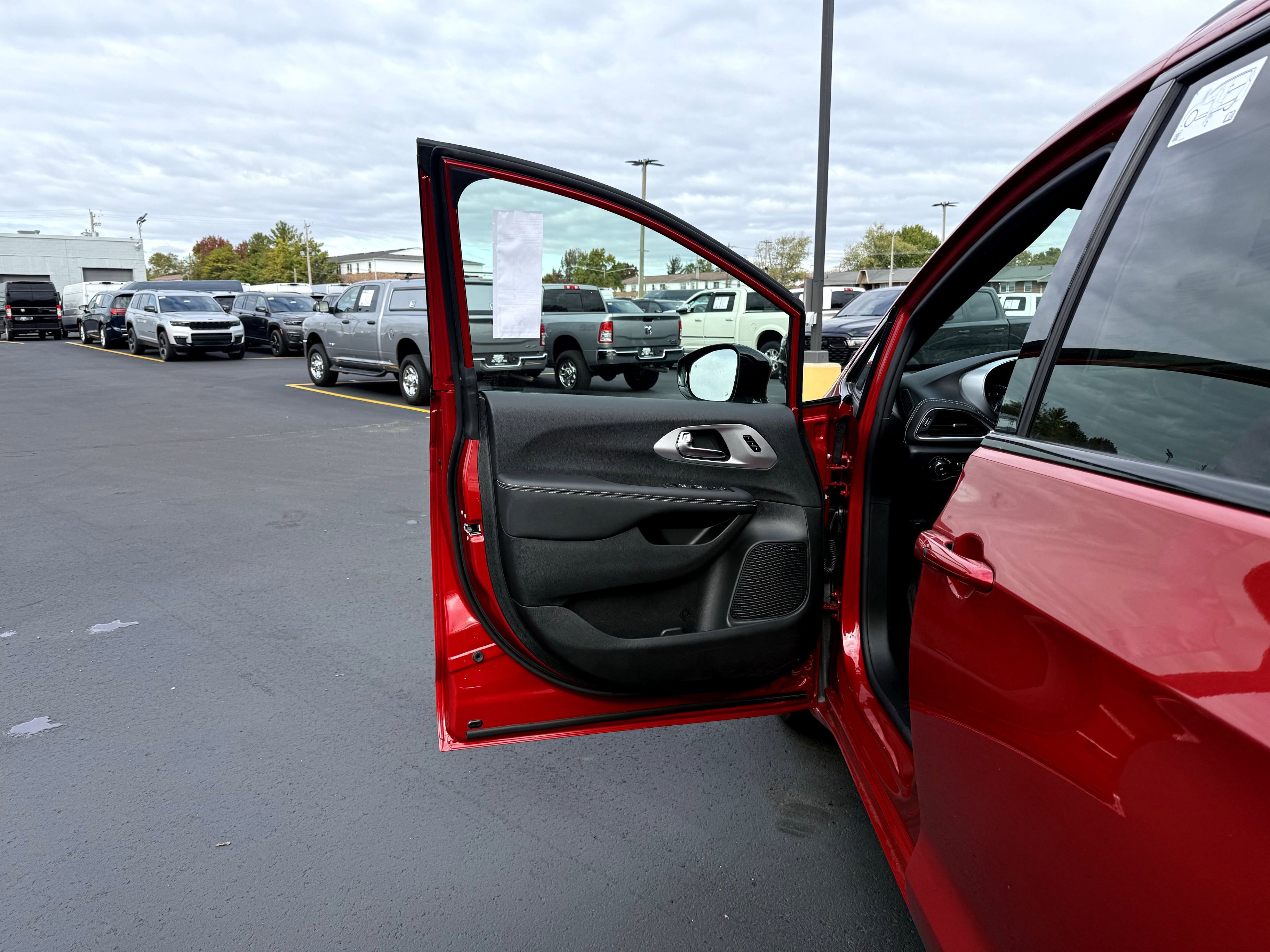 New 2026 Chrysler Pacifica Limited w/ Uconnect Theater Family Group image 15