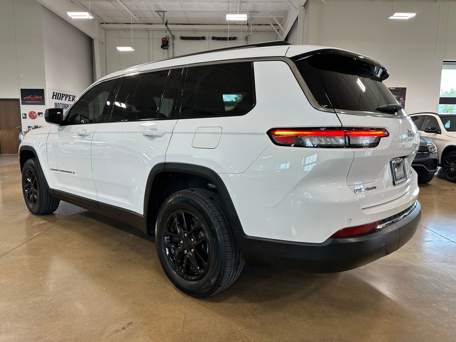 Used 2023 Jeep Grand Cherokee L Laredo AWD/4WD image 5
