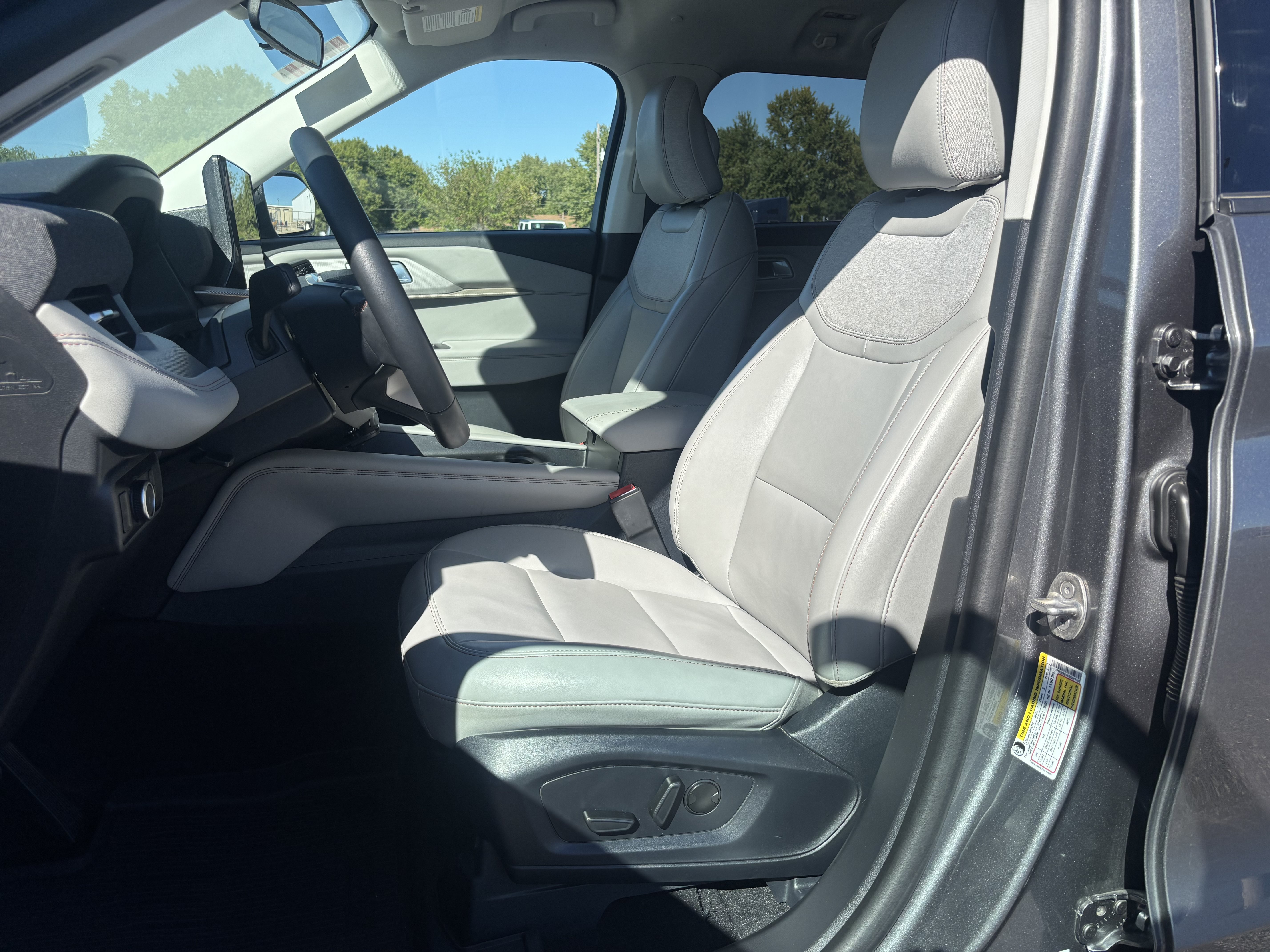 Used 2025 Ford Explorer Active w/ Active Comfort Package AWD/4WD image 9