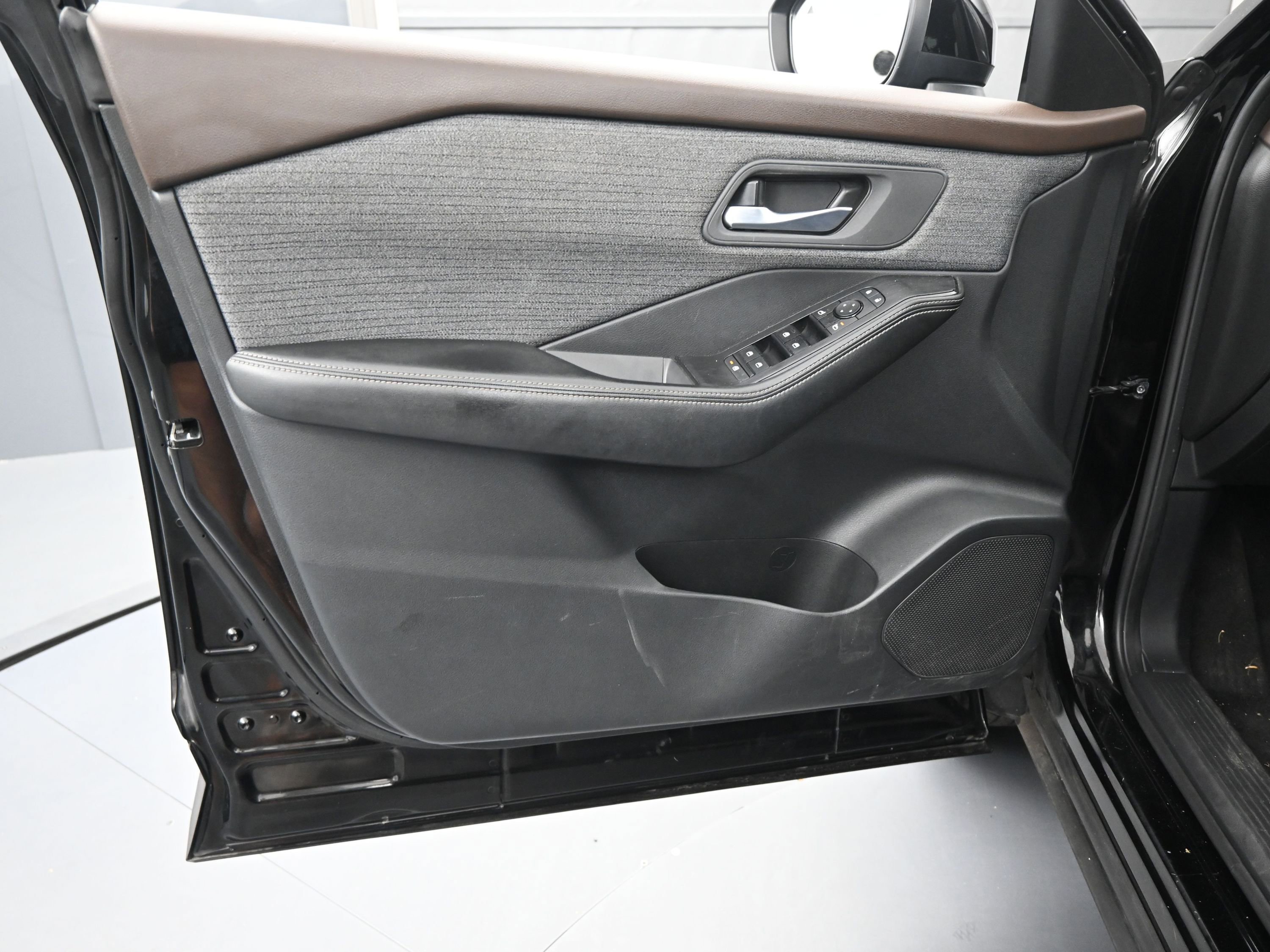 Used 2021 Nissan Rogue SV image 16