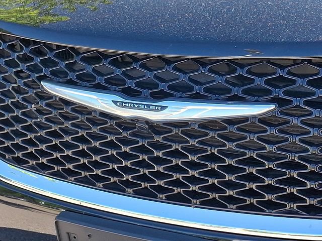 Used 2025 Chrysler Pacifica Select FWD image 4