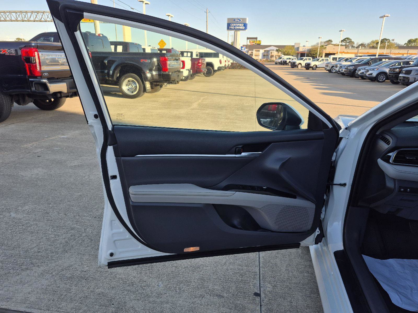 Used 2021 Toyota Camry XLE image 9