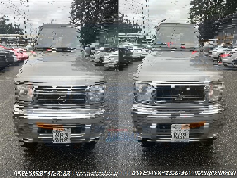 Used 1999 Nissan Pathfinder LE image 2