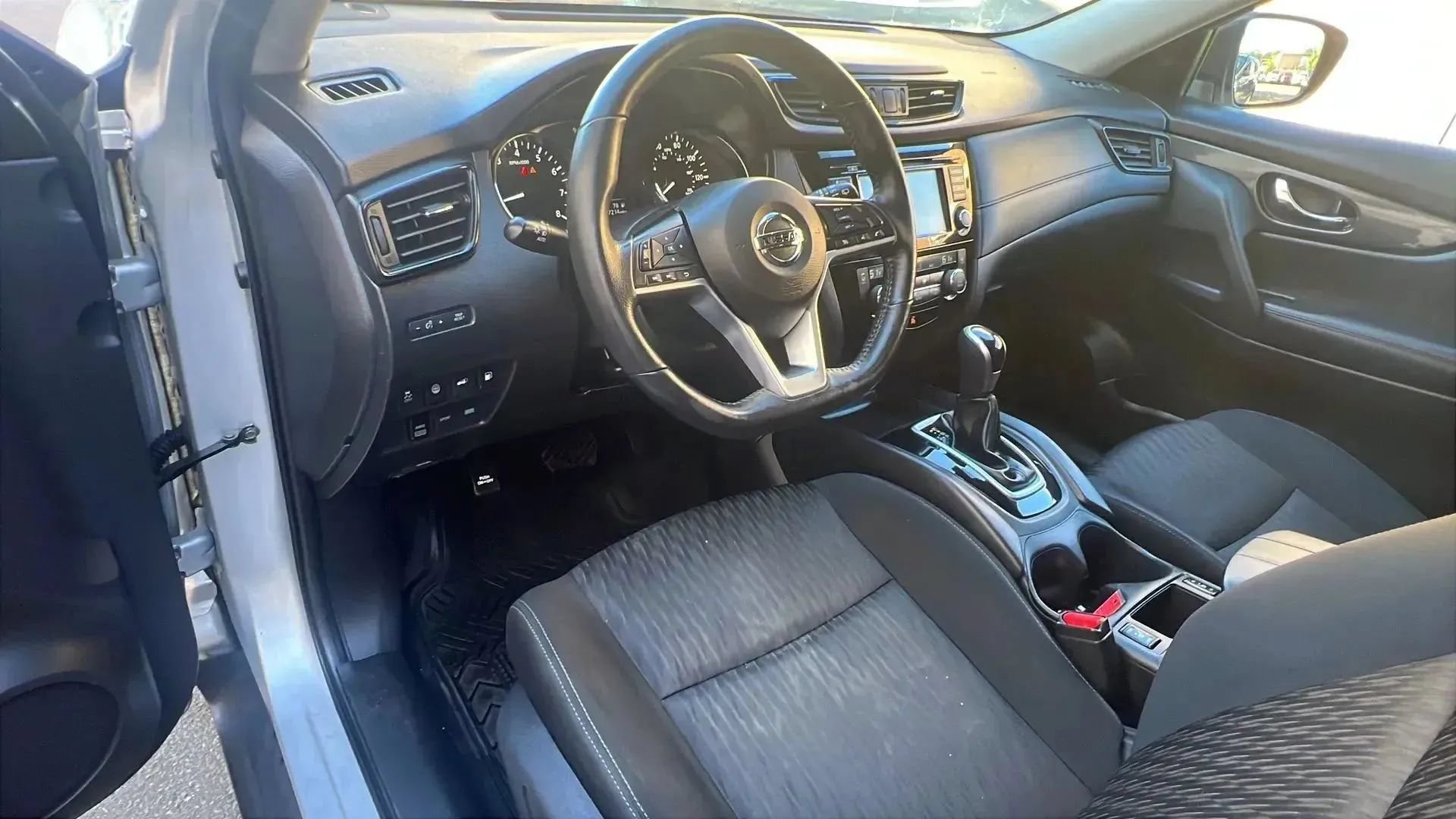 Used 2019 Nissan Rogue SV AWD/4WD image 24