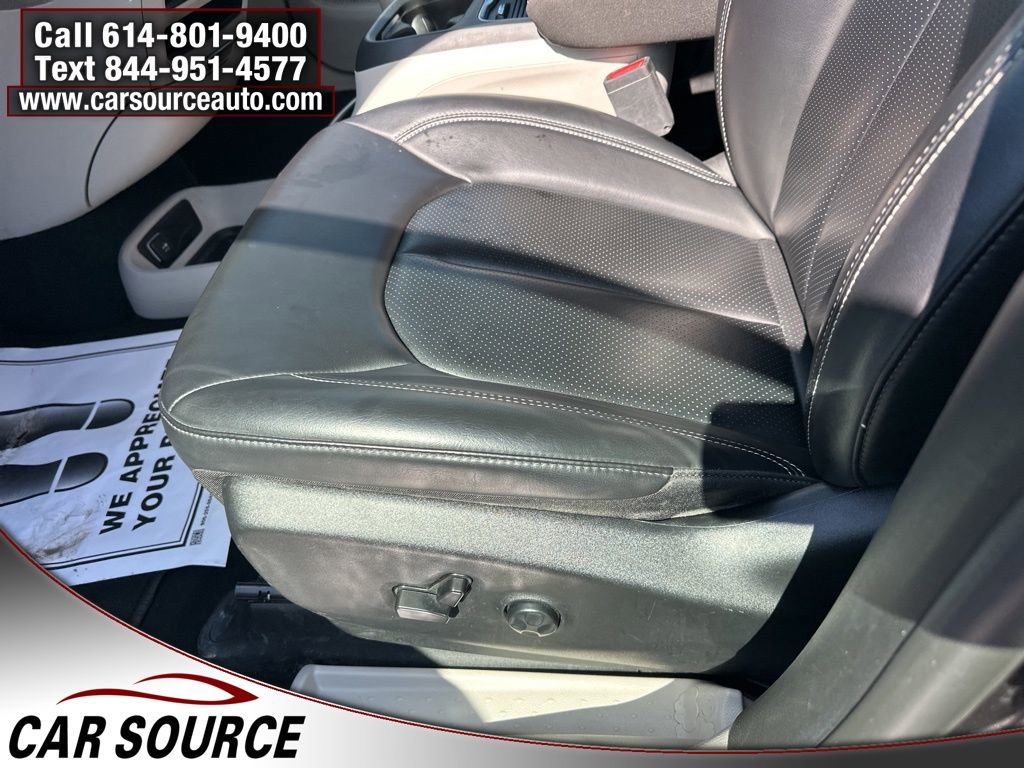 Used 2023 Chrysler Pacifica Touring-L image 7