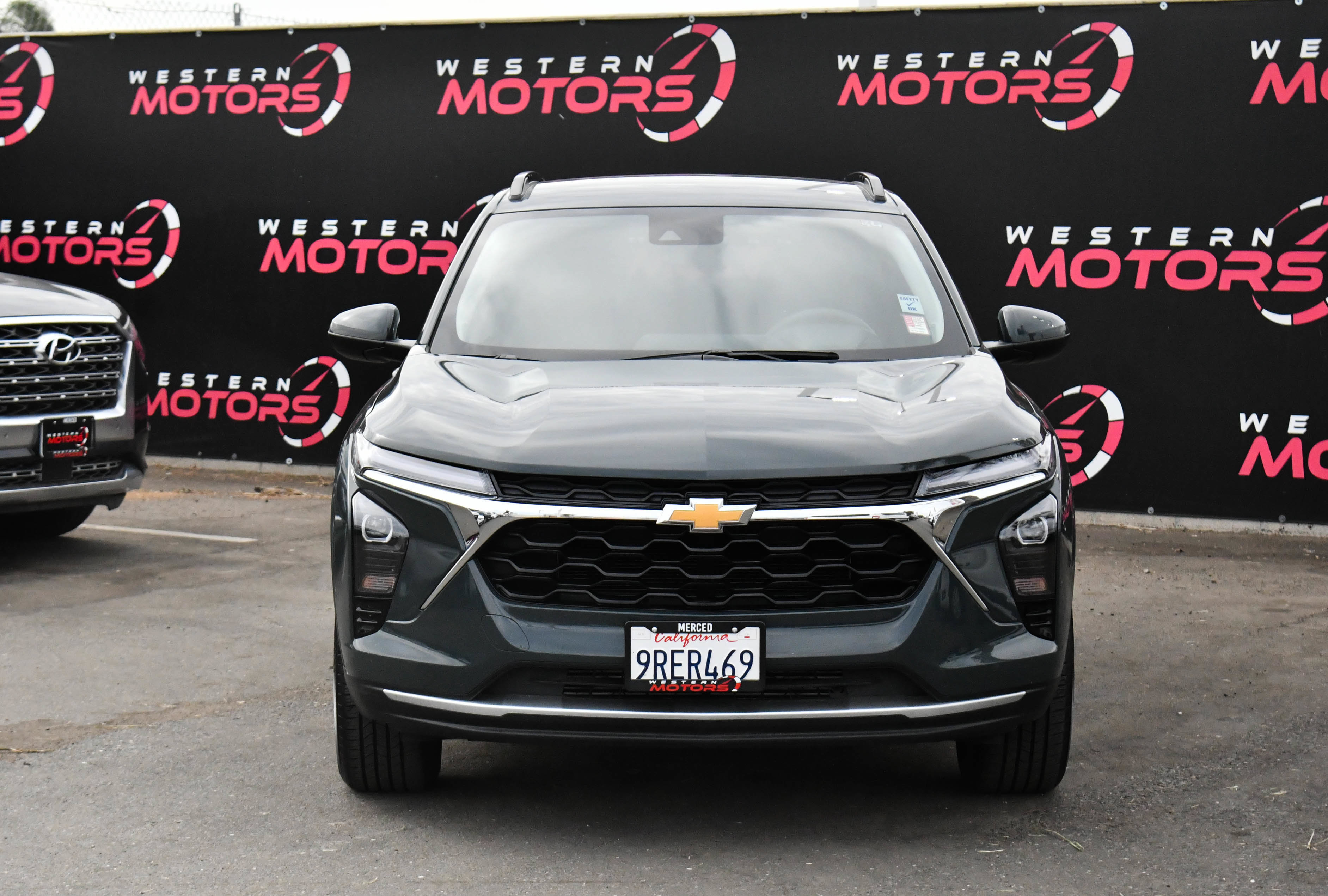 Used 2025 Chevrolet Trax LT FWD image 2