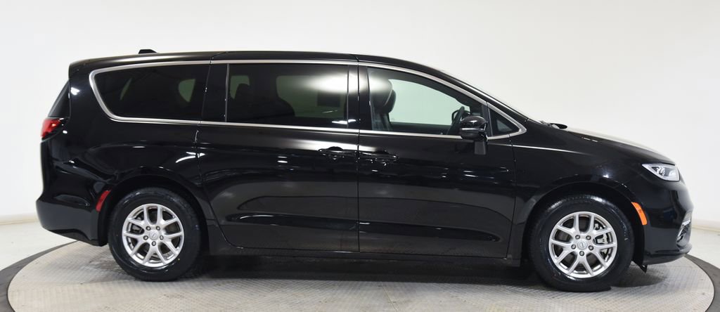Used 2025 Chrysler Pacifica Select FWD image 15