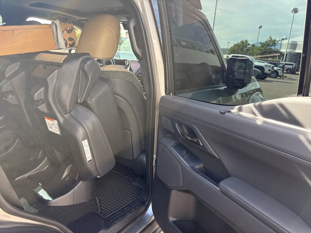 Used 2025 Lexus GX 550 w/ Accessory Package (CT) AWD/4WD image 29