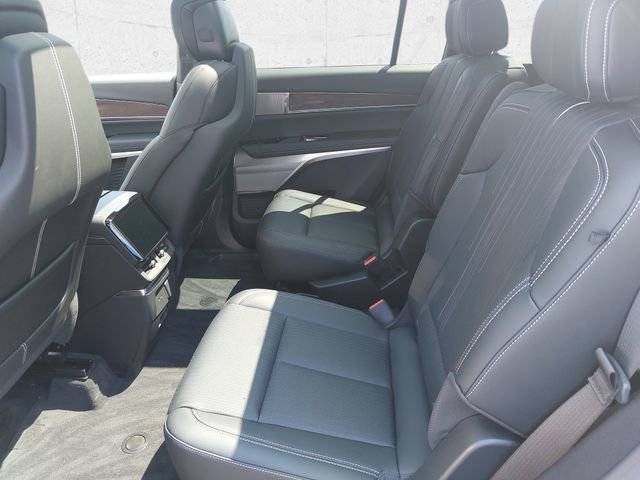 Used 2026 Cadillac Vistiq Luxury image 16