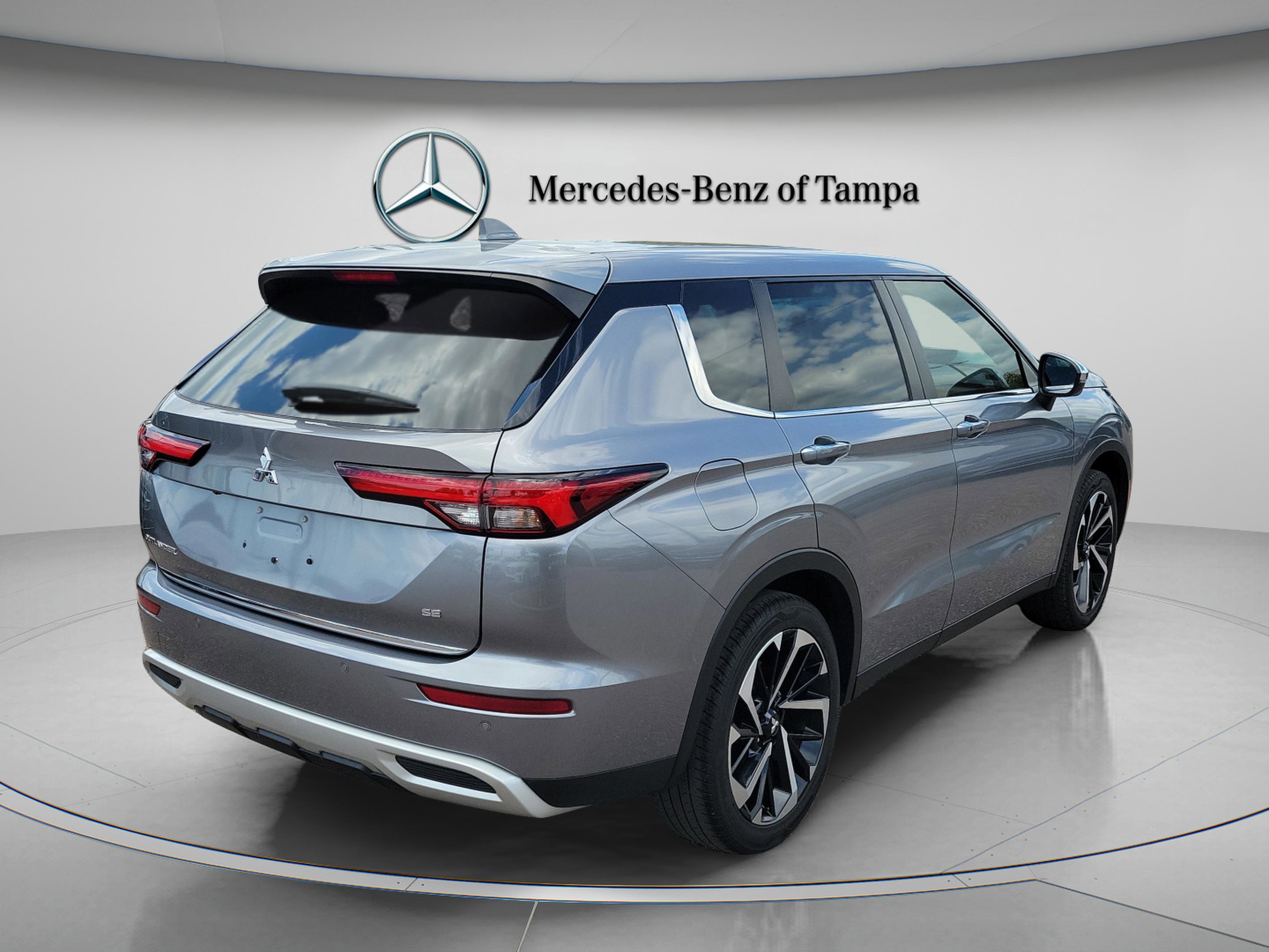 Used 2022 Mitsubishi Outlander SE image 3