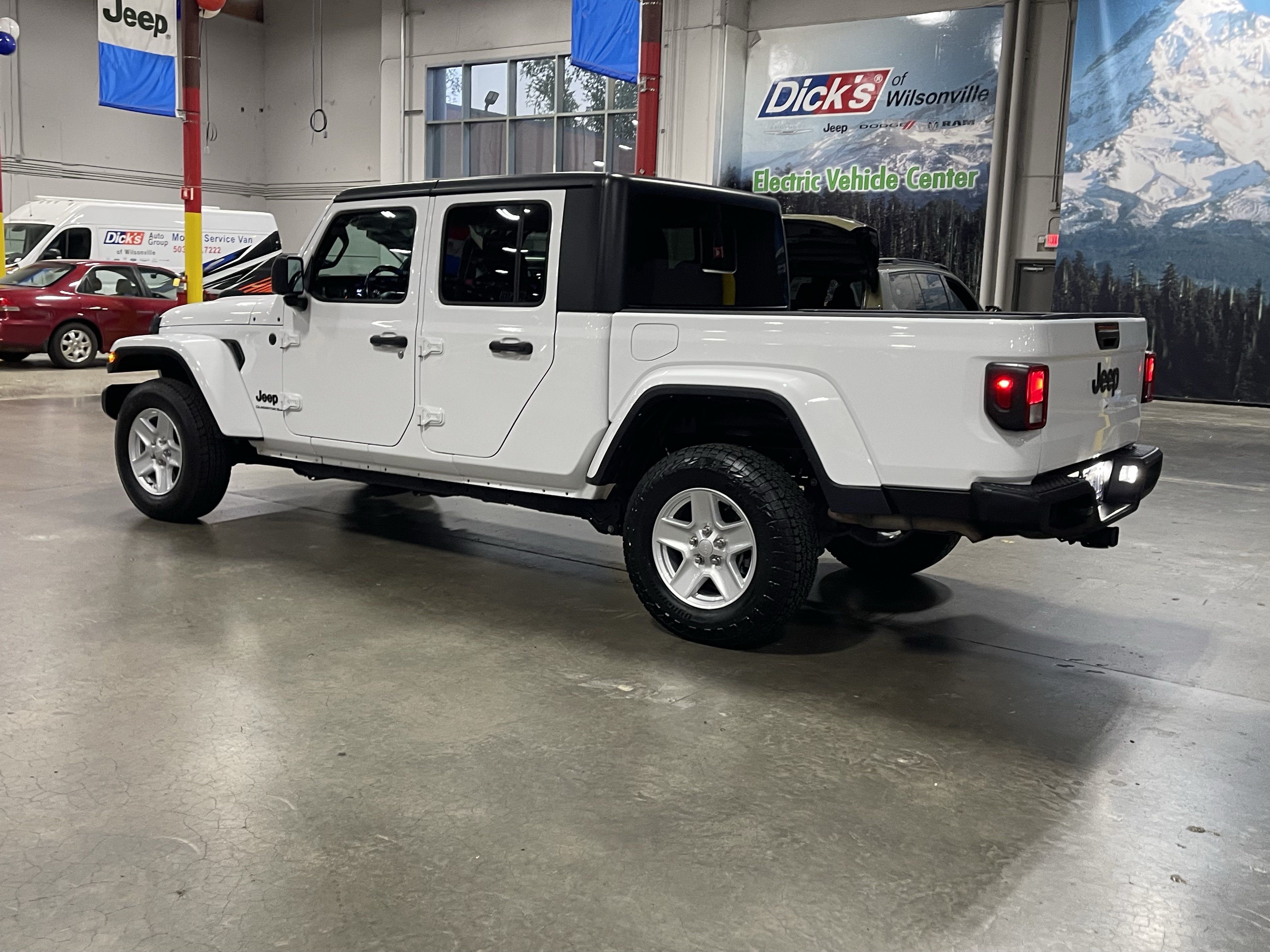 Used 2023 Jeep Gladiator Sport AWD/4WD image 3