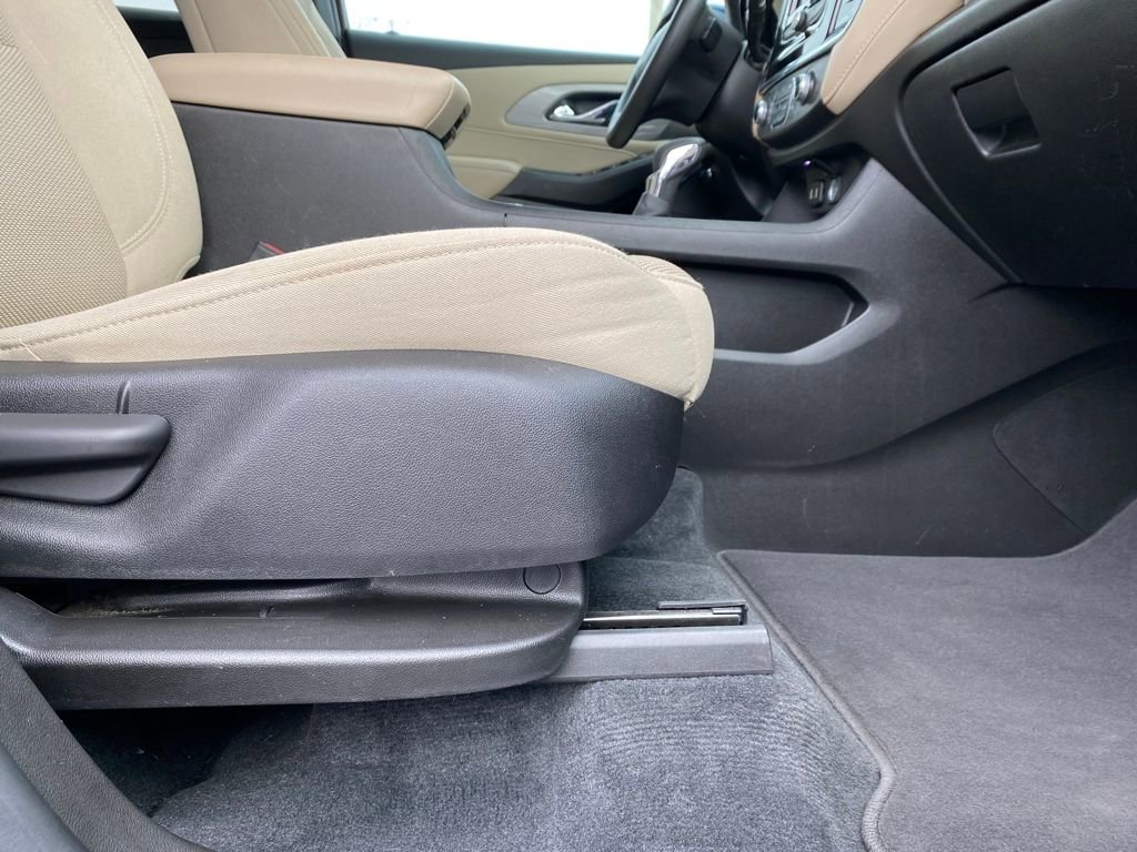 Used 2022 Chevrolet Traverse LS image 12