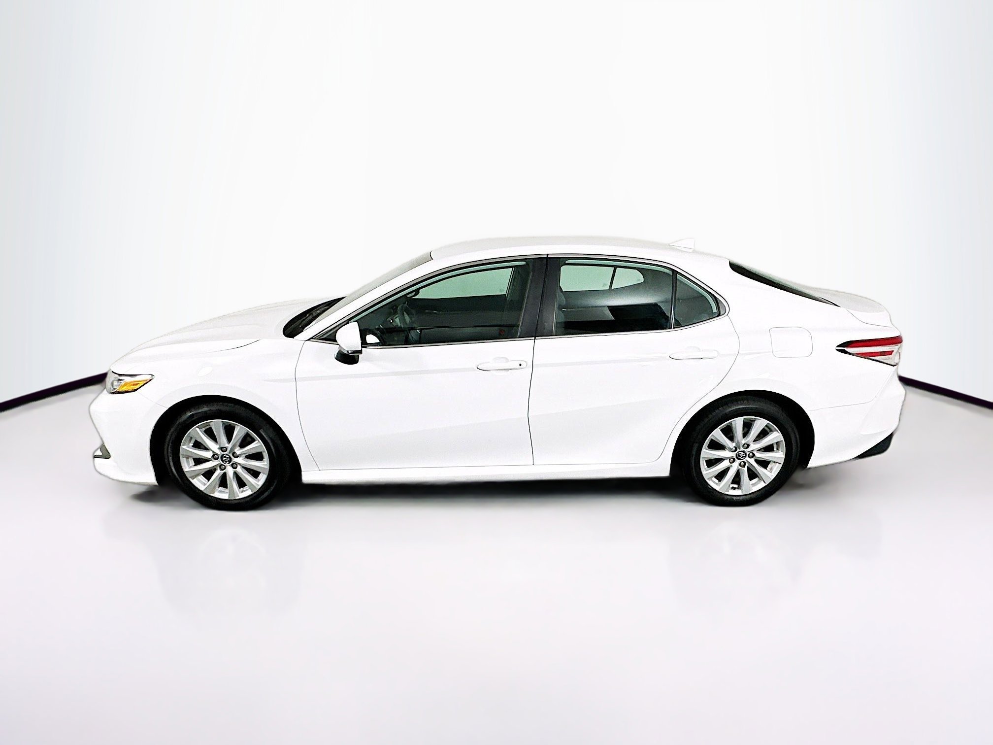 Used 2020 Toyota Camry LE image 4