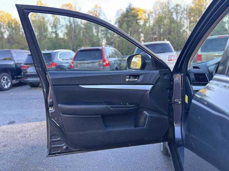 Used 2010 Subaru Outback 2.5i Premium AWD/4WD image 9