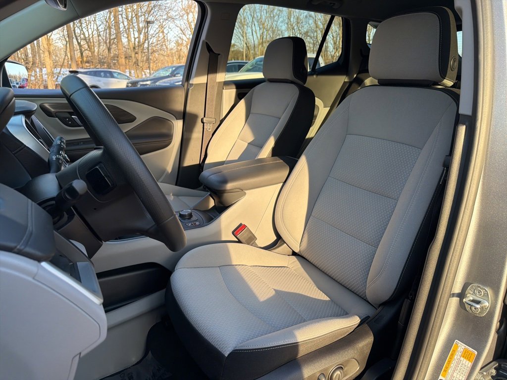 Used 2023 GMC Terrain SLE w/ Driver Convenience Package image 17