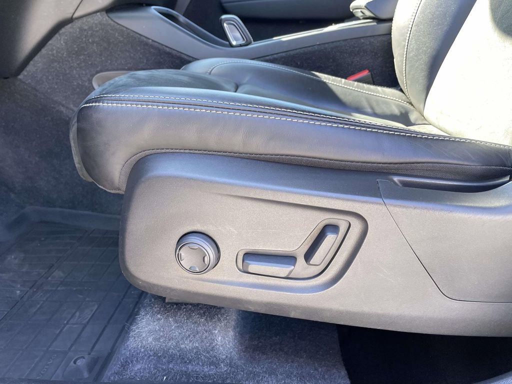 Used 2022 Volvo XC40 T4 R-Design w/ Advanced Package image 8