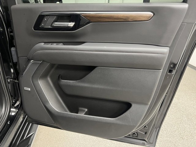 Used 2025 Chevrolet Suburban High Country image 47