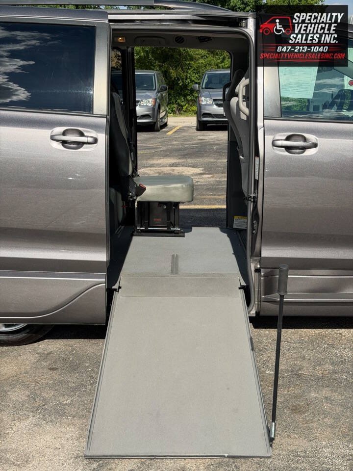 Used 2018 Toyota Sienna LE FWD image 12