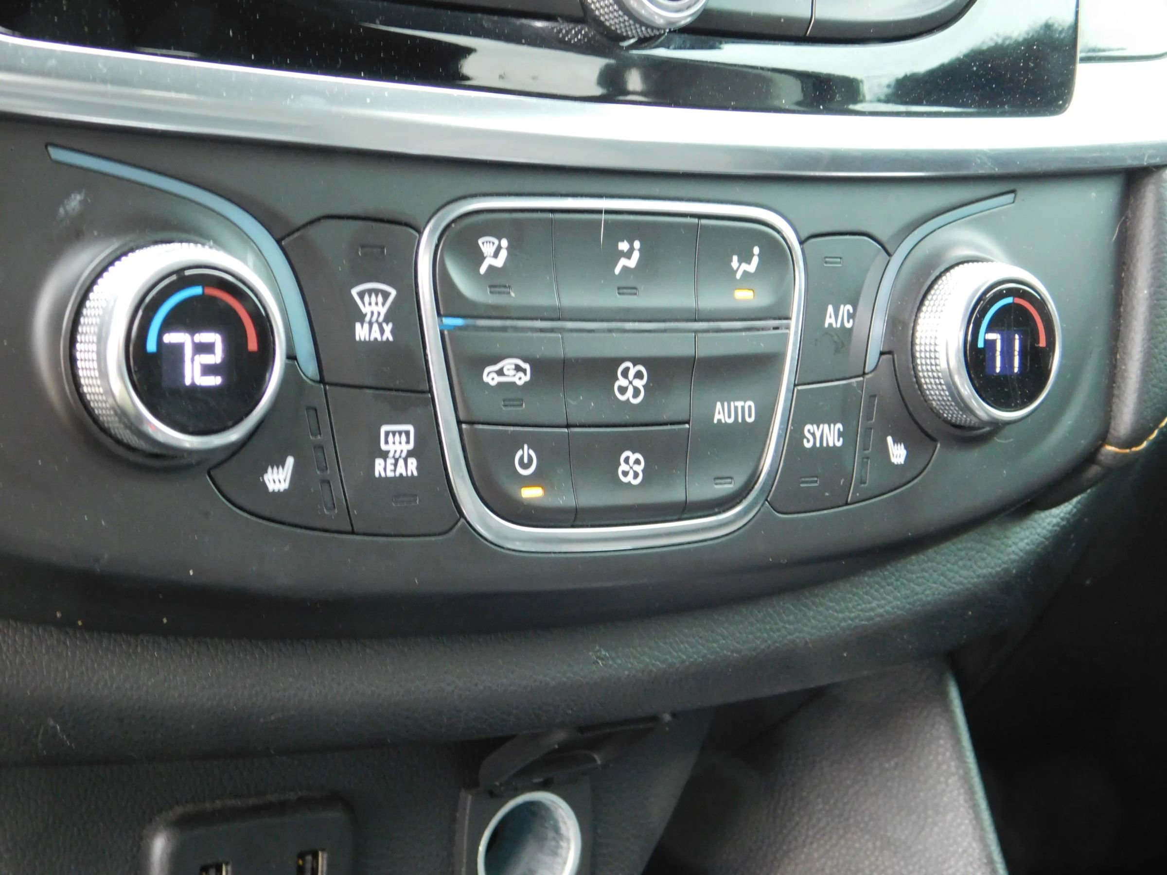 Used 2021 Chevrolet Traverse LT FWD image 19