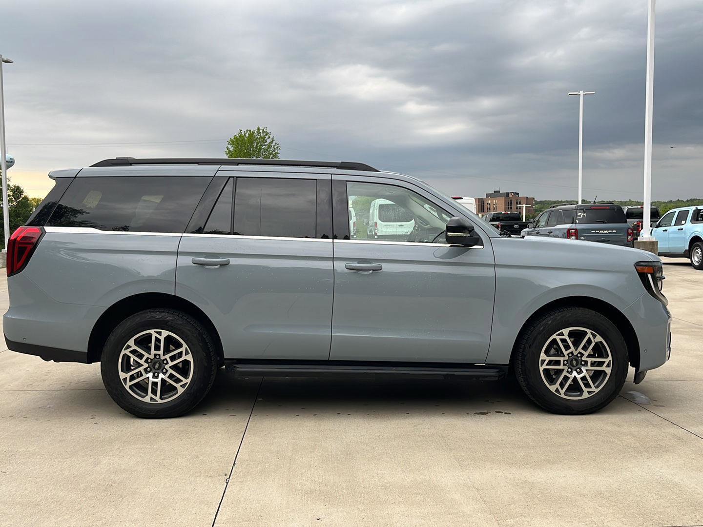 Used 2025 Ford Expedition Active AWD/4WD image 4
