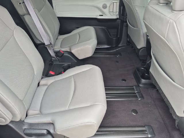 Used 2025 Toyota Sienna XLE FWD image 34