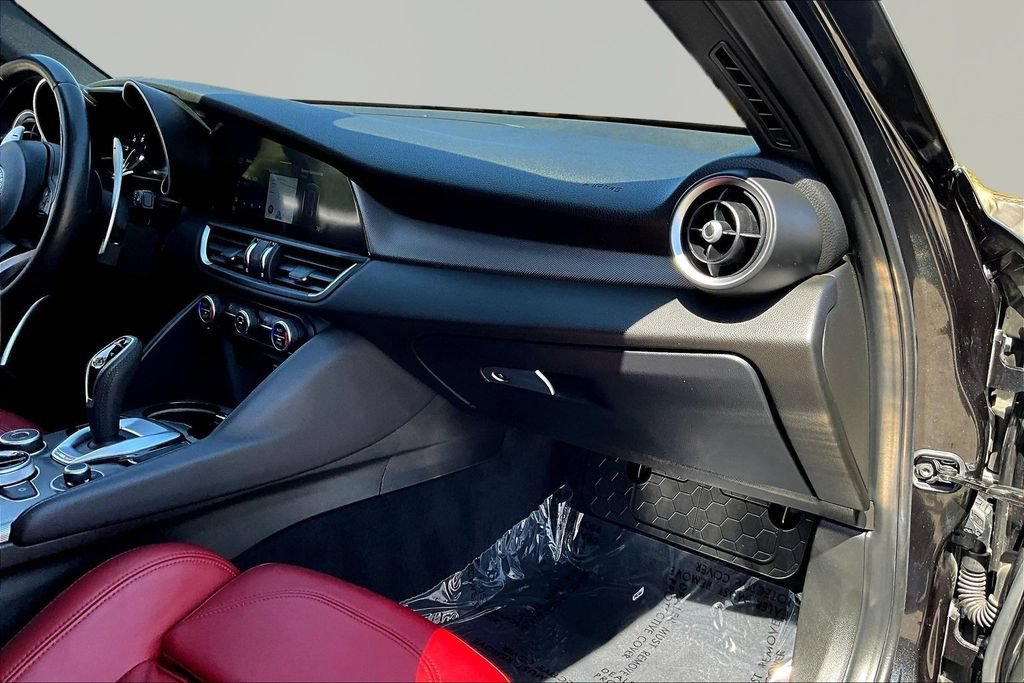 Used 2022 Alfa Romeo Giulia Veloce RWD image 25