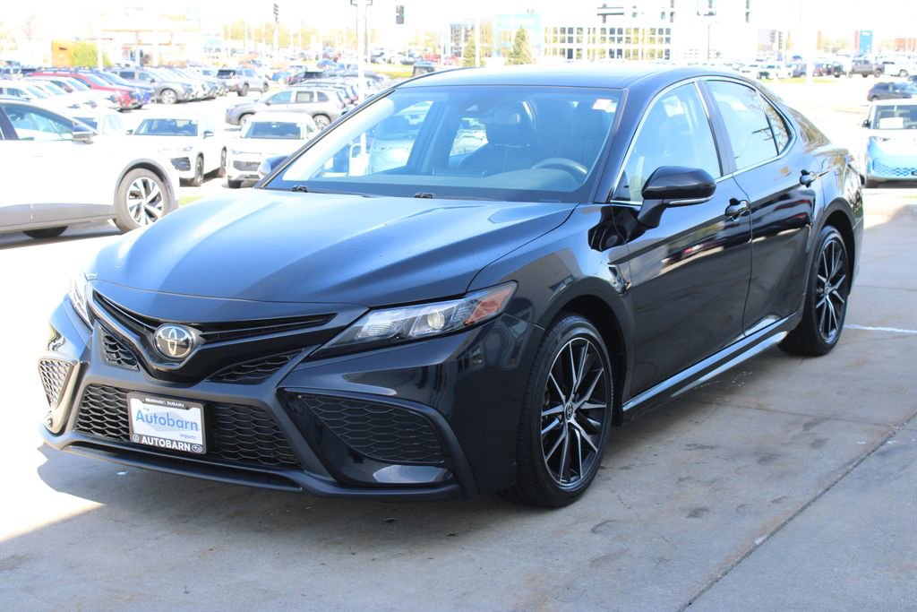 Used 2024 Toyota Camry SE image 3