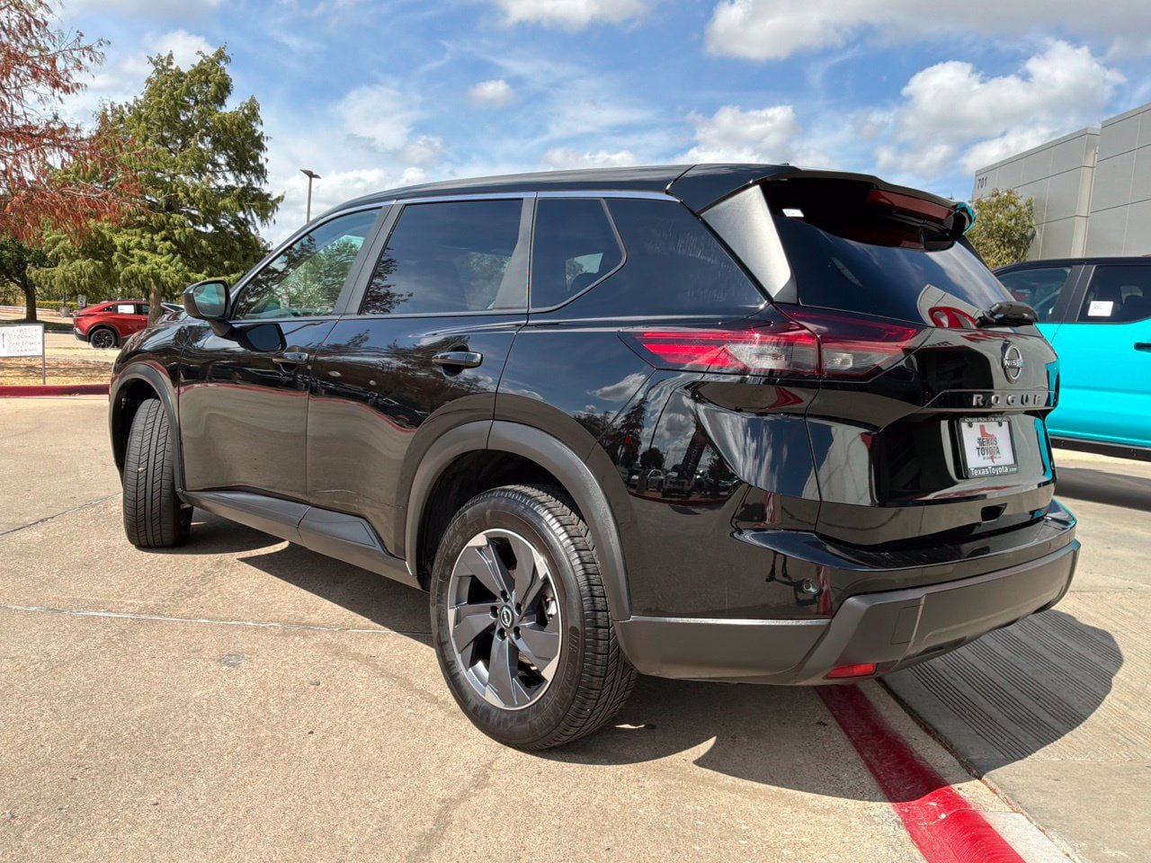Used 2025 Nissan Rogue SV FWD image 8