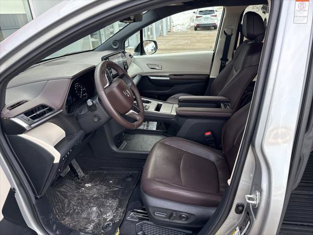 Certified 2024 Toyota Sienna Platinum image 2