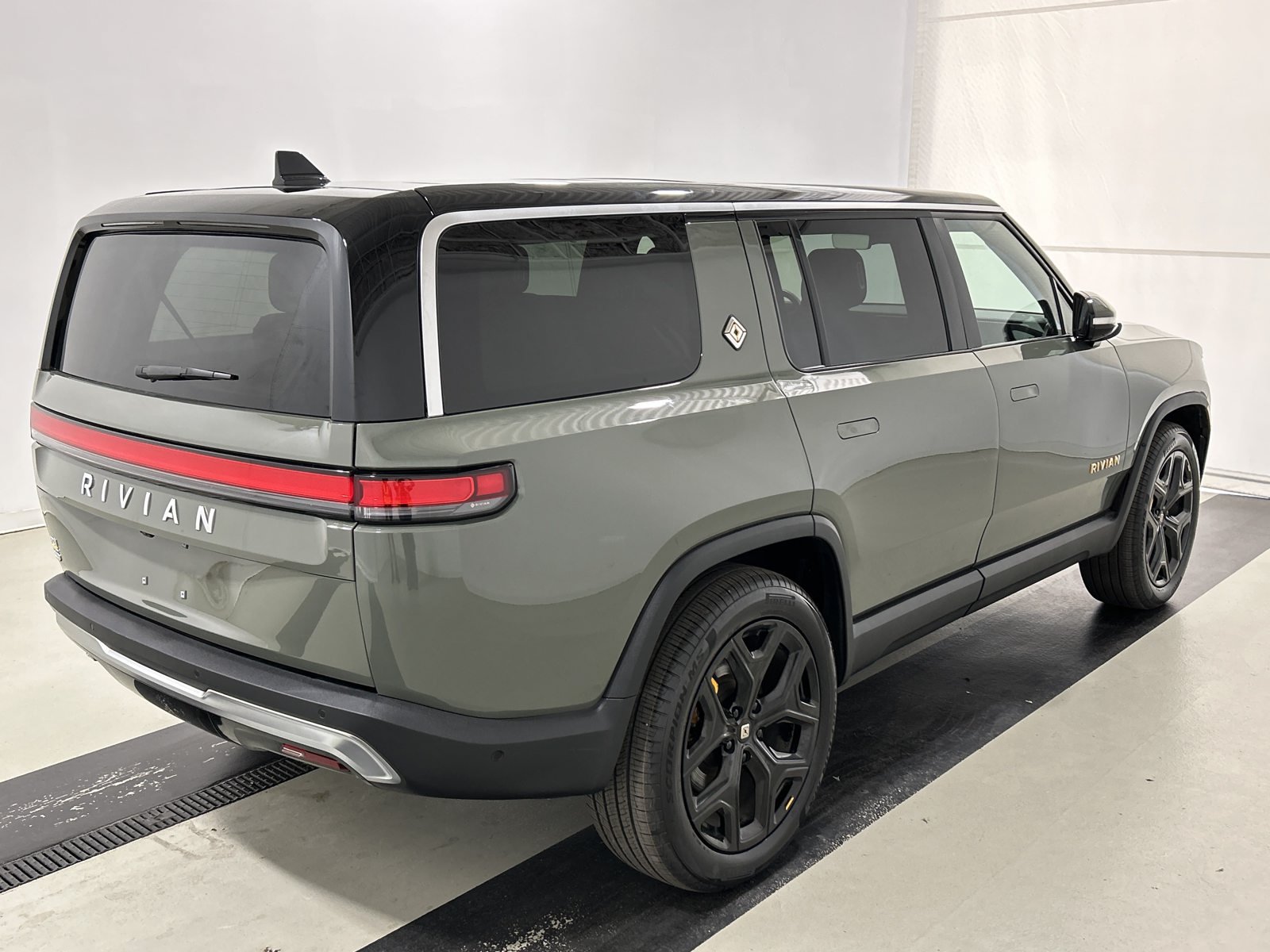 Used 2022 Rivian R1S Launch Edition Quad AWD/4WD image 5
