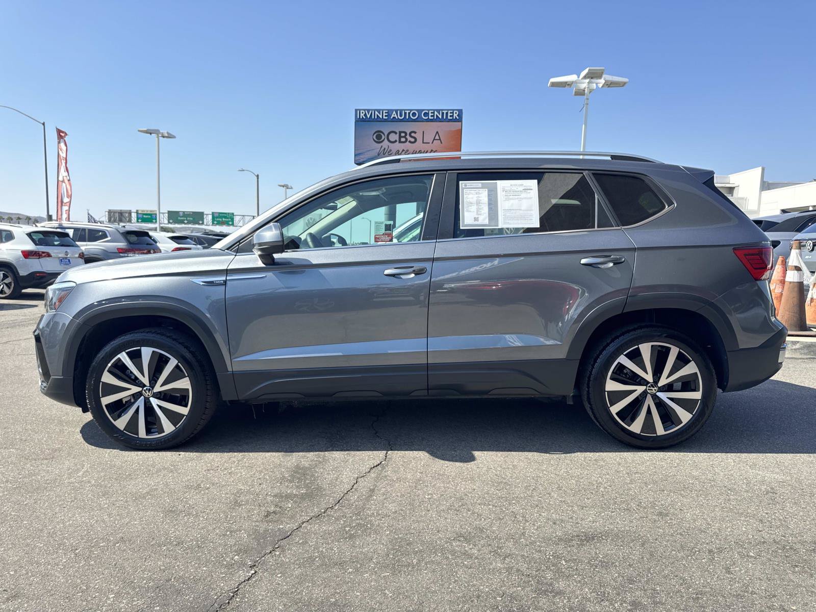 Certified 2024 Volkswagen Taos SE FWD image 2