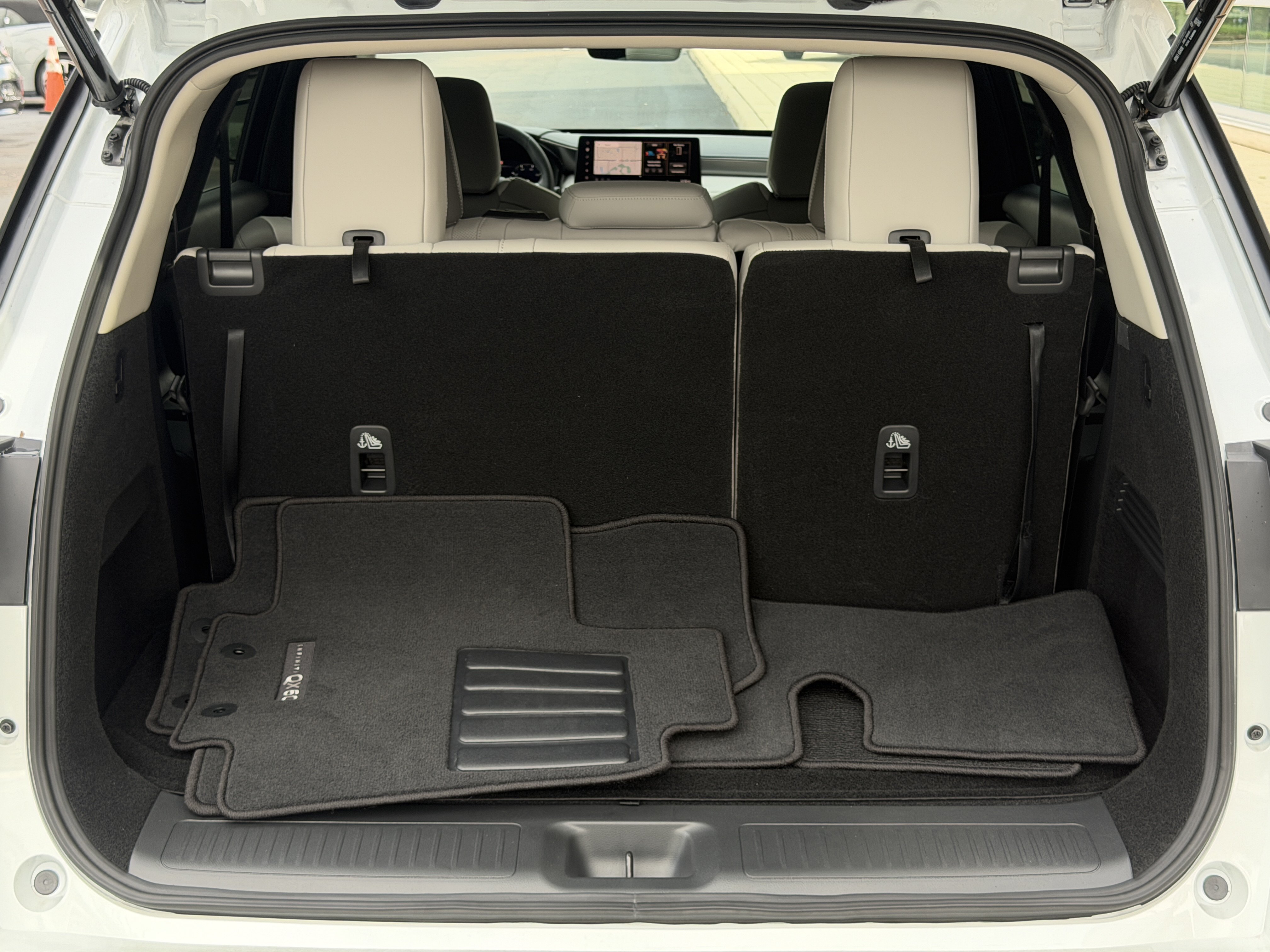 Certified 2027 INFINITI QX60 Luxe w/ Cargo Package AWD/4WD image 11