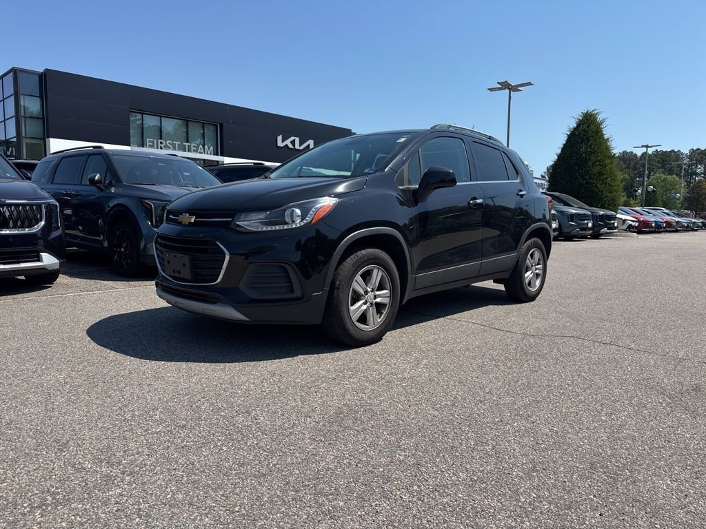 Used 2020 Chevrolet Trax LT w/ LT Convenience Package AWD/4WD image 2