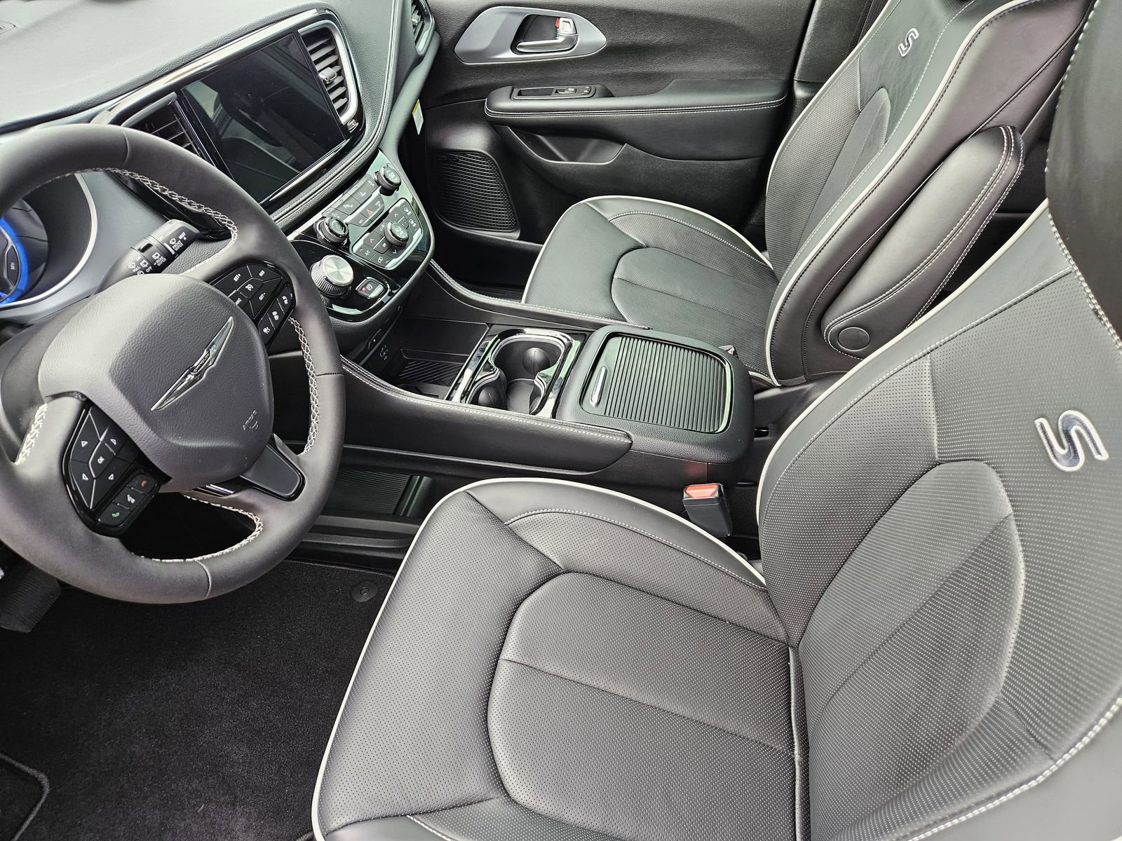 New 2026 Chrysler Pacifica Limited w/ Uconnect Theater Family Group image 15