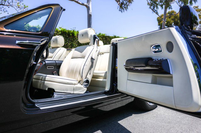 Used 2015 Rolls-Royce Phantom Drophead Coupe image 16