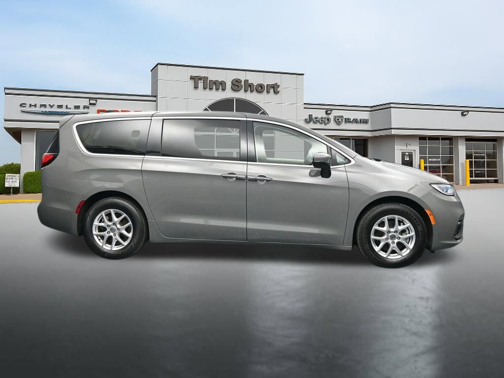 Used 2023 Chrysler Pacifica Touring-L FWD image 6