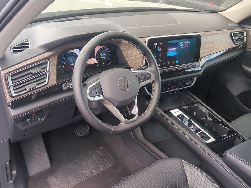 Used 2025 Volkswagen Atlas SEL AWD/4WD image 13
