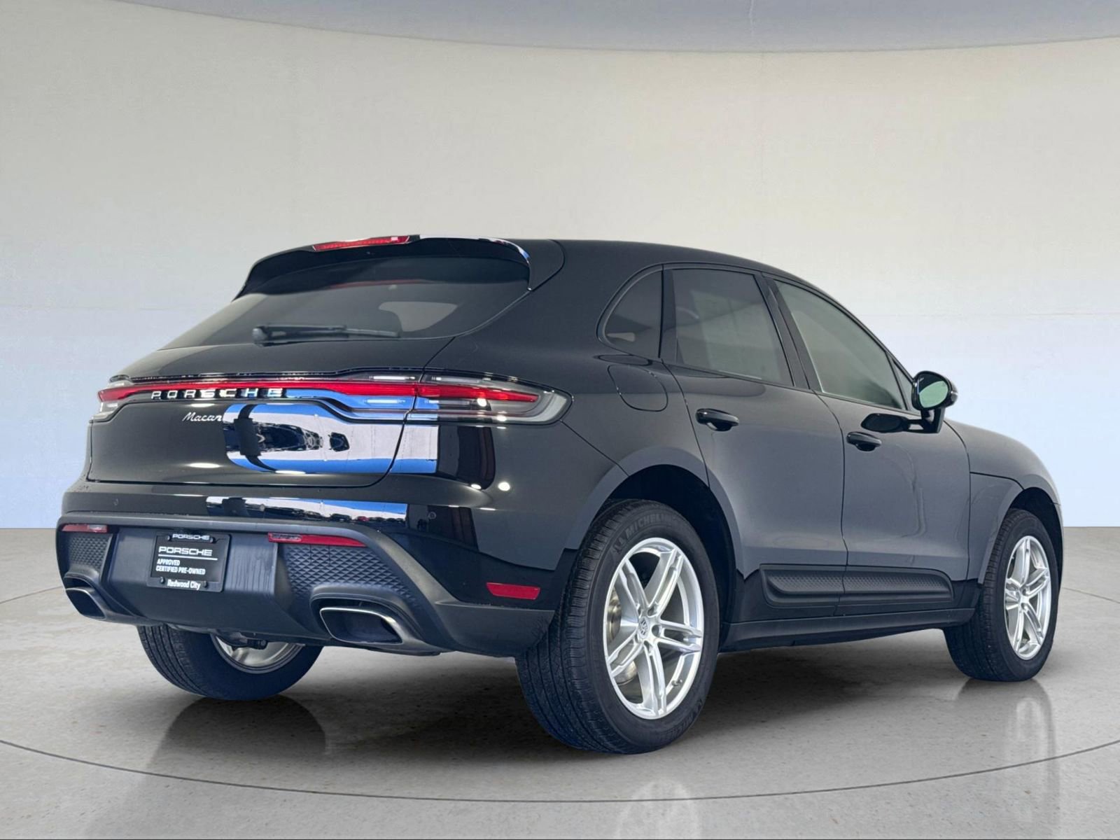 Certified 2025 Porsche Macan image 8