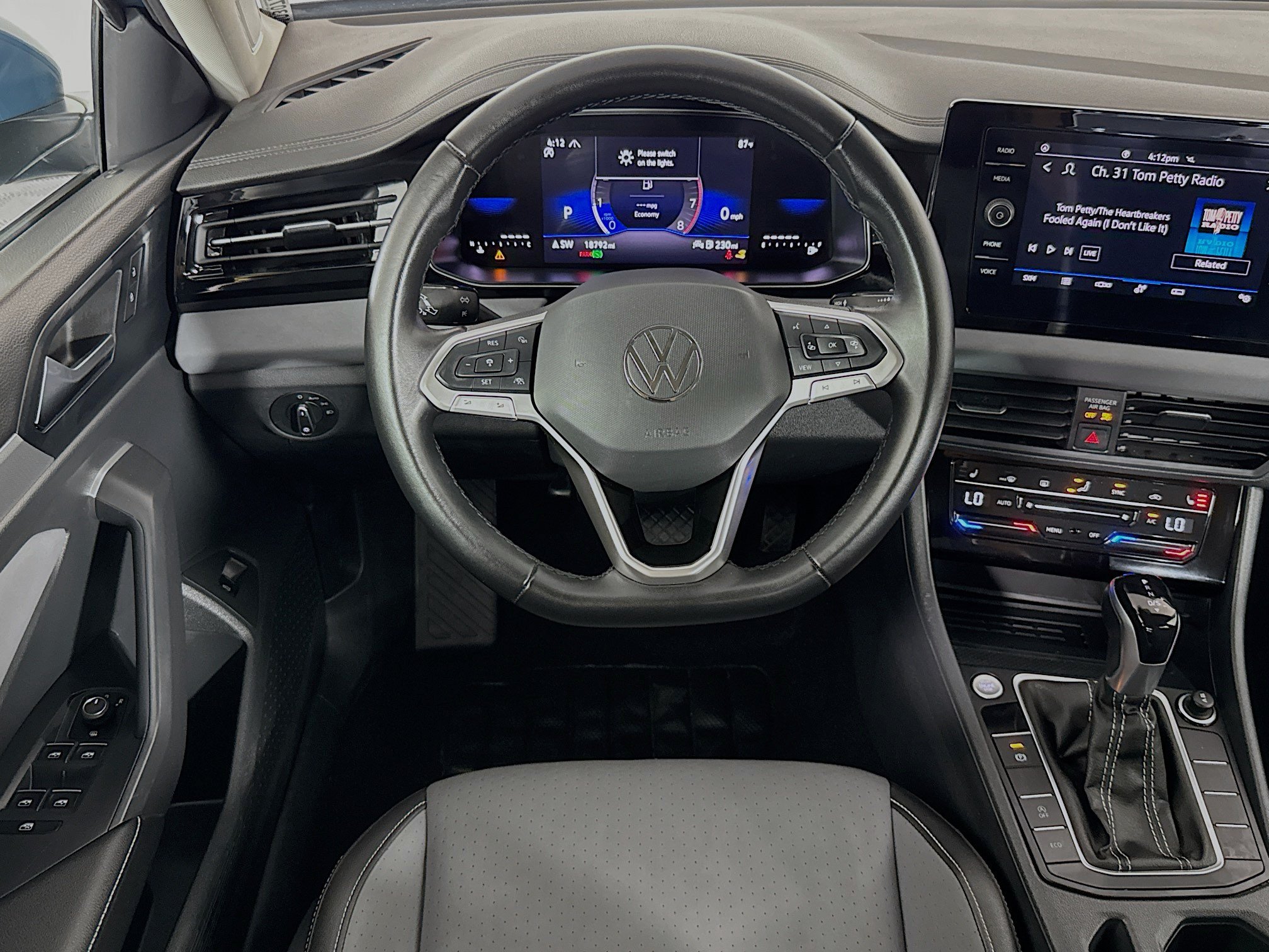 Used 2025 Volkswagen Jetta SE FWD image 16