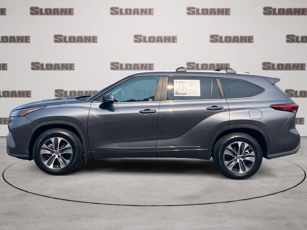 Used 2023 Toyota Highlander XLE AWD/4WD image 2