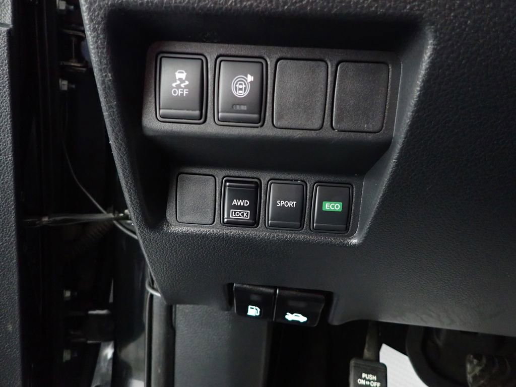 Used 2017 Nissan Rogue SV image 3