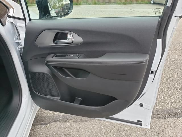New 2027 Chrysler Pacifica Select FWD image 20