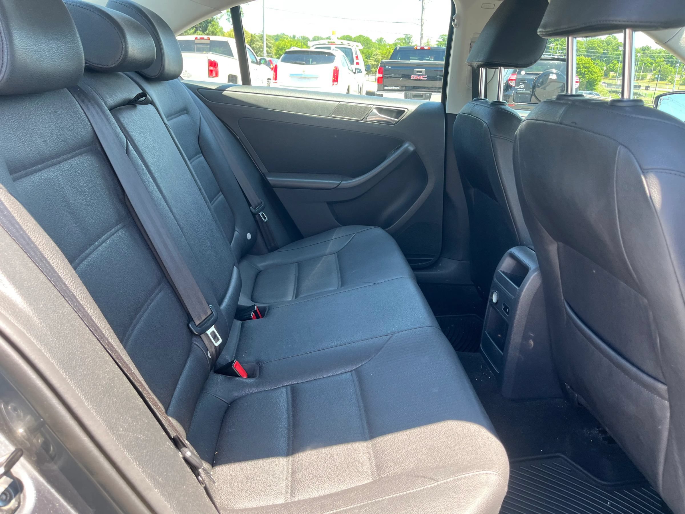 Used 2011 Volkswagen Jetta SE FWD image 14