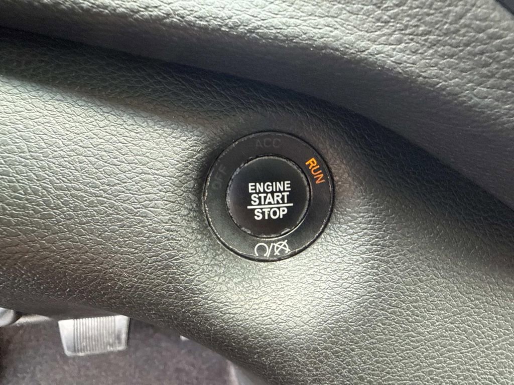 Used 2019 Jeep Cherokee Limited FWD image 27